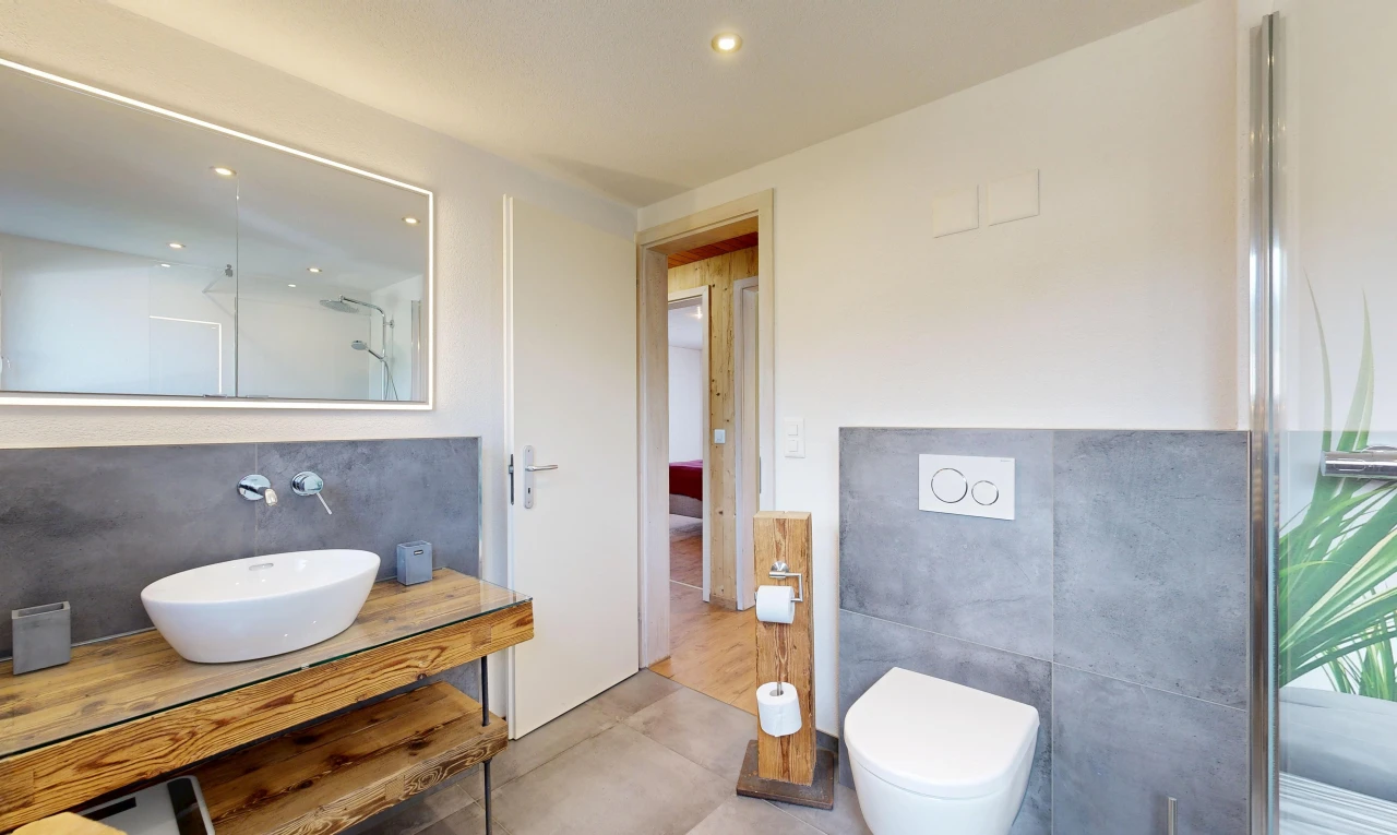 bad mit komplettes badezimmer, waschbecken, dusche, einbauleuchten, und schminktisch