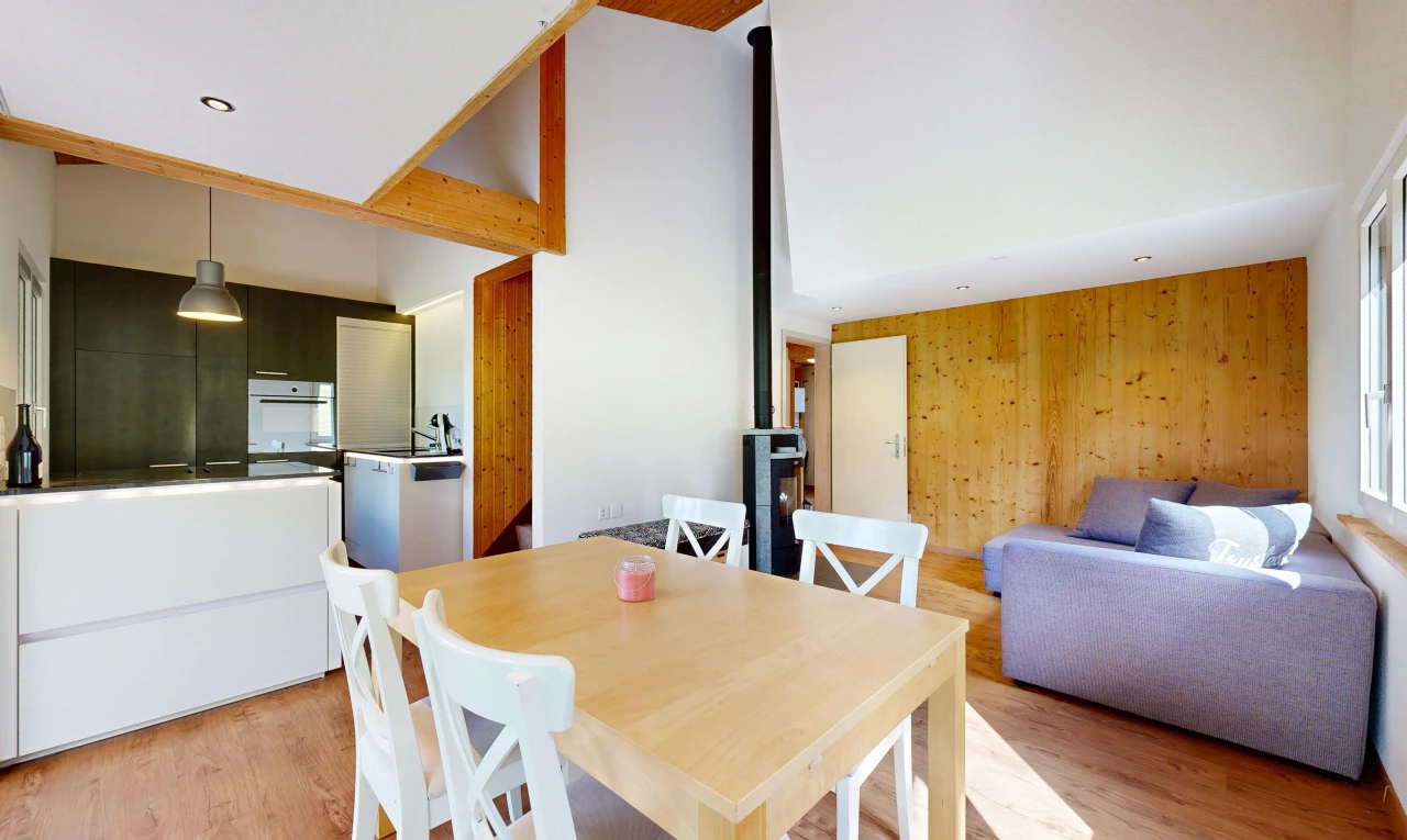 wohn- / esszimmer mit einbauleuchten, holzofen, pendelleuchte, hohe decke, und high ceiling