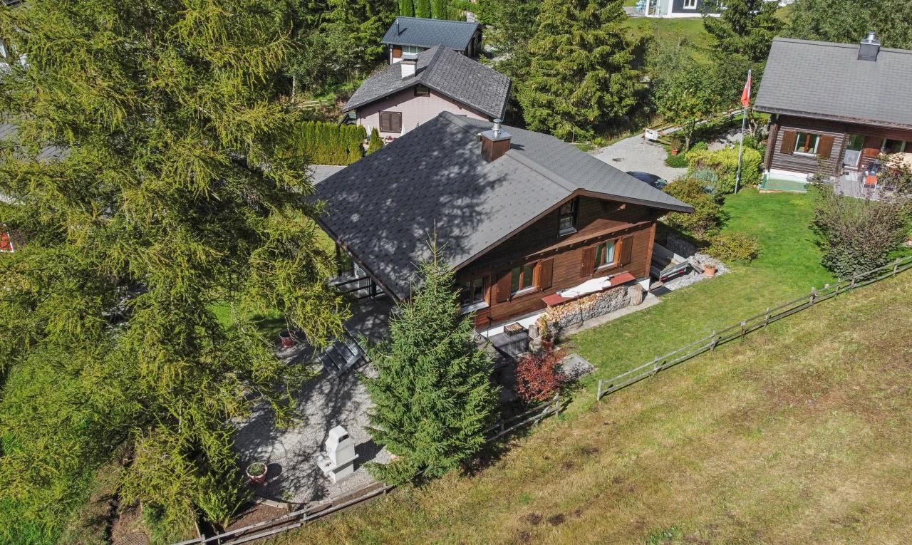 außenansicht mit property visible, rasen, waldblick, woods view, und zaun