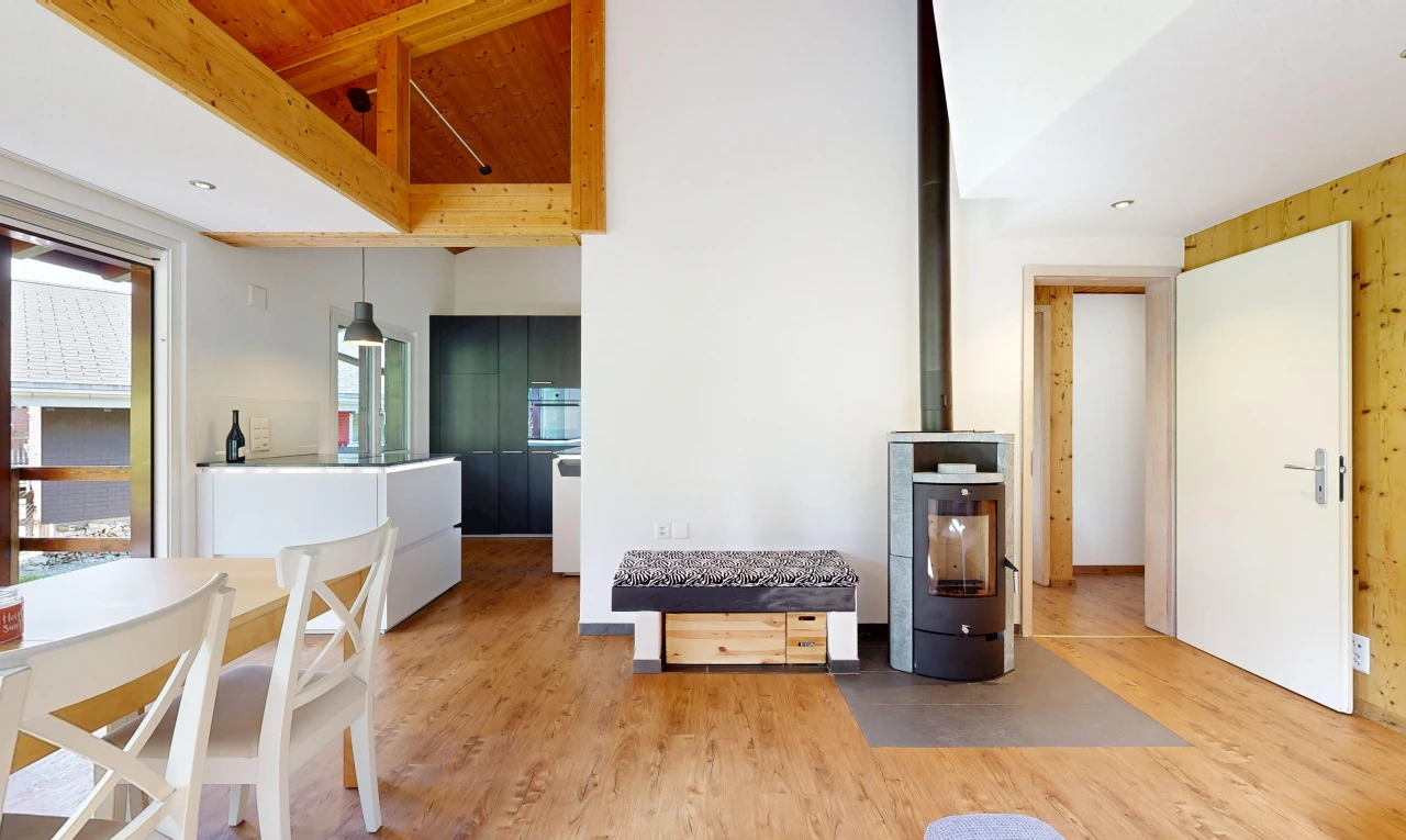 esszimmer mit holzofen, gipskartonwand, drywall, einbauleuchten, und holzfußboden