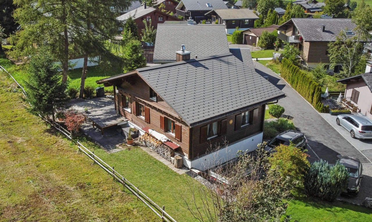 außenansicht mit zaun, rasen, property visible, drone view, und veranda