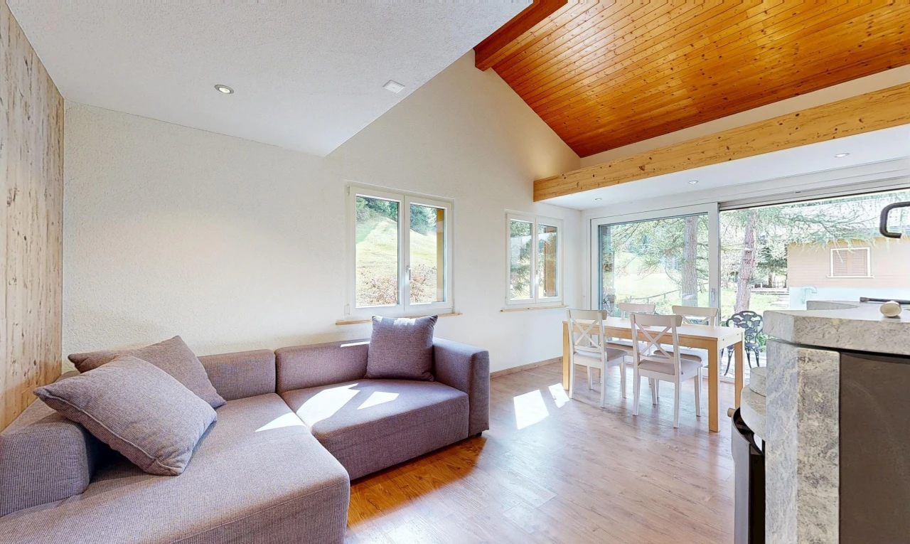 wohn- / esszimmer mit high end ceiling, dachschräge, vaulted ceiling, holzfußboden, und wood finish floor