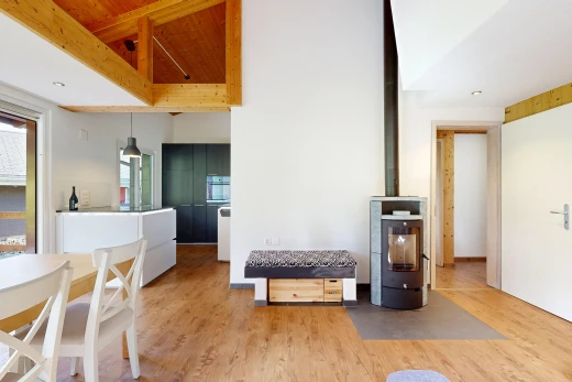 esszimmer mit holzofen, gipskartonwand, drywall, einbauleuchten, und holzfußboden