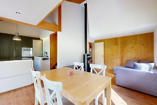 wohn- / esszimmer mit einbauleuchten, holzofen, pendelleuchte, hohe decke, und high ceiling