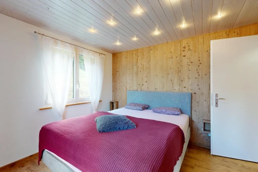 zimmer / schlafzimmer mit wood wall, holzwand, wood finish floor, holzfußboden, und drywall