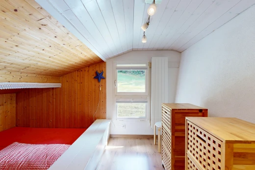 zimmer / schlafzimmer mit deckenbeleuchtung, dachschräge, vaulted ceiling, natürliches licht, und holzwand