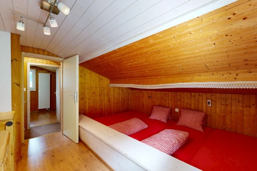 zimmer / schlafzimmer mit vaulted ceiling, dachschräge, low ceiling, niedrige decke, und dated wood wall