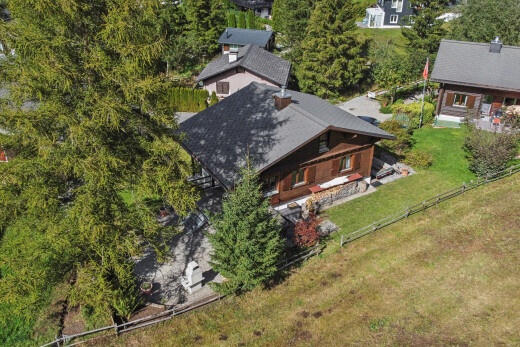 außenansicht mit property visible, rasen, waldblick, woods view, und zaun