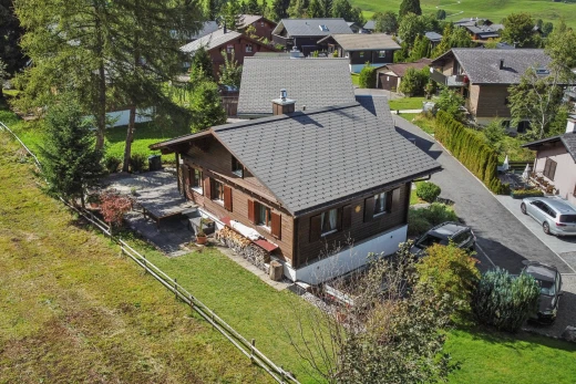 außenansicht mit zaun, rasen, property visible, drone view, und veranda