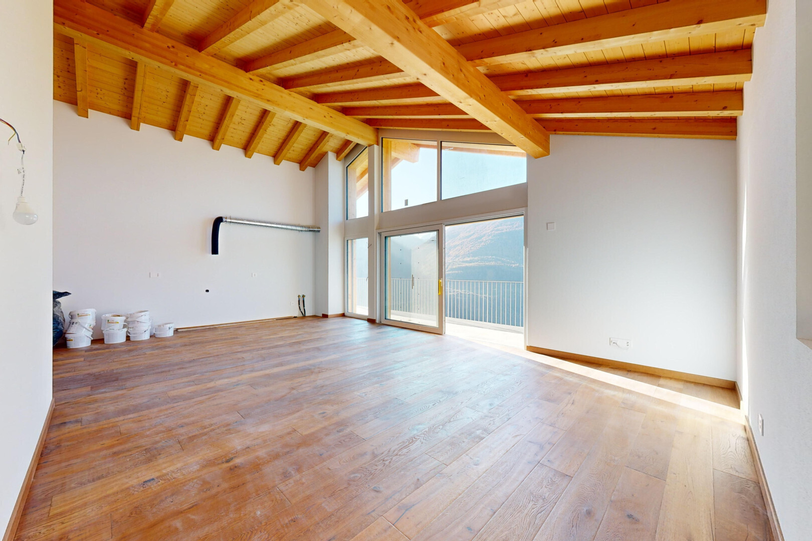 pièce vide avec plafond à poutres, beamed ceiling, plafond voûté, vaulted ceiling, et lumière naturelle