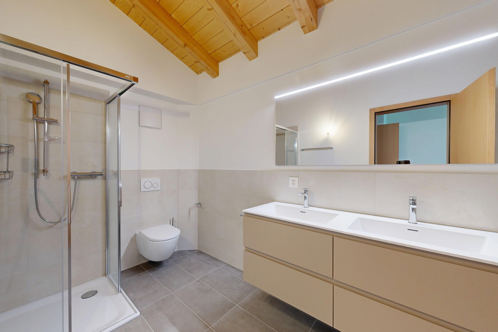 bad mit holzdecke, wood ceiling, doppelwaschtisch, dusche, und komplettes badezimmer