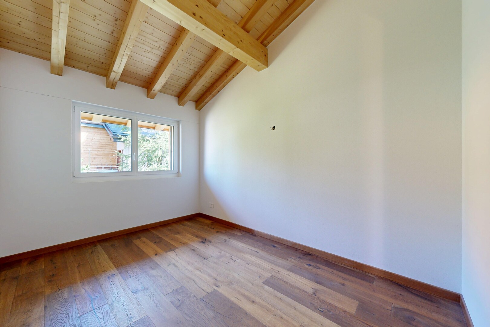 leerer raum mit inside property, holzfußboden, wood finish floor, balkendecke, und beamed ceiling