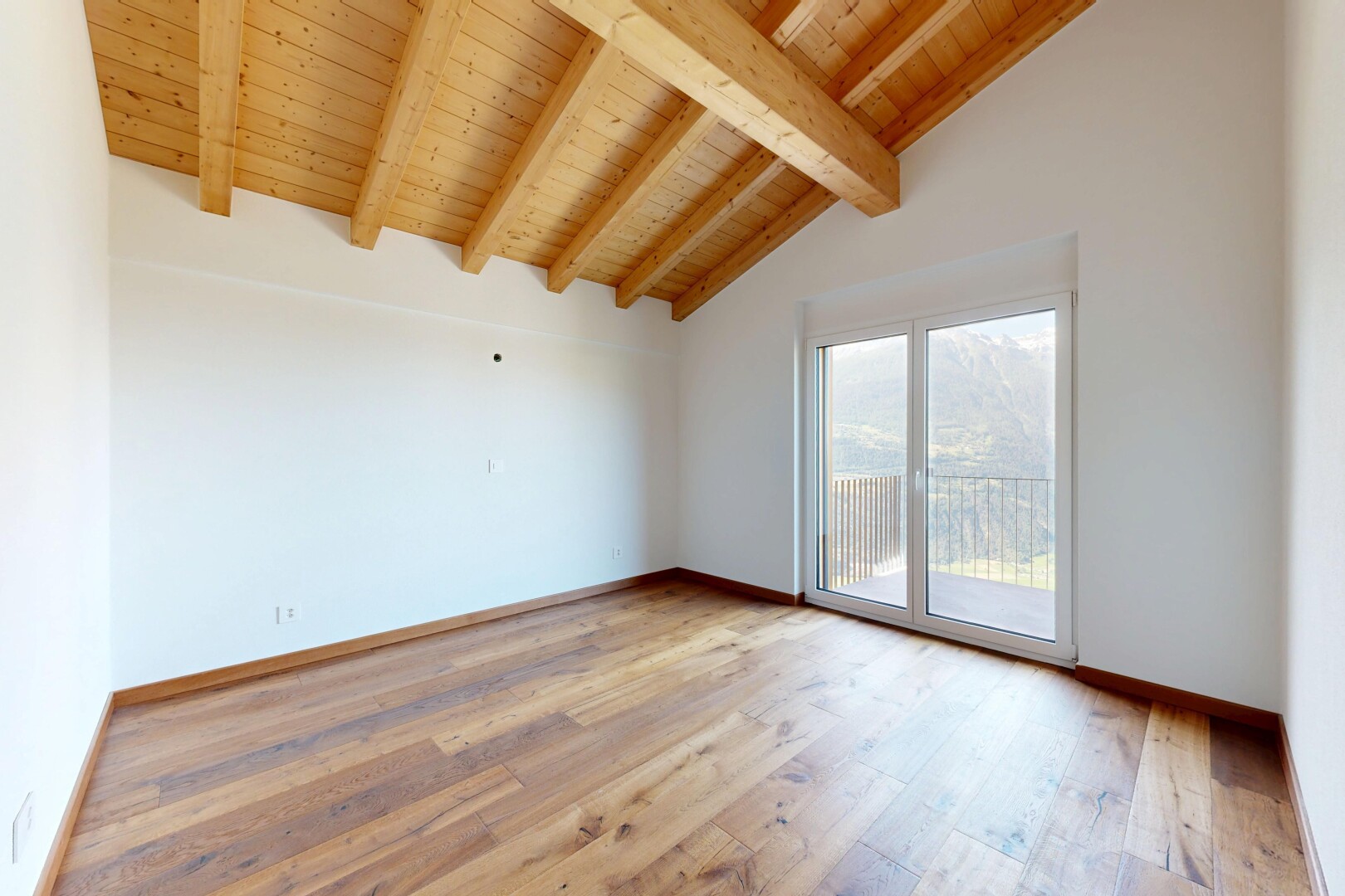 leerer raum mit inside property, balkendecke, beamed ceiling, gipskartonwand, und drywall
