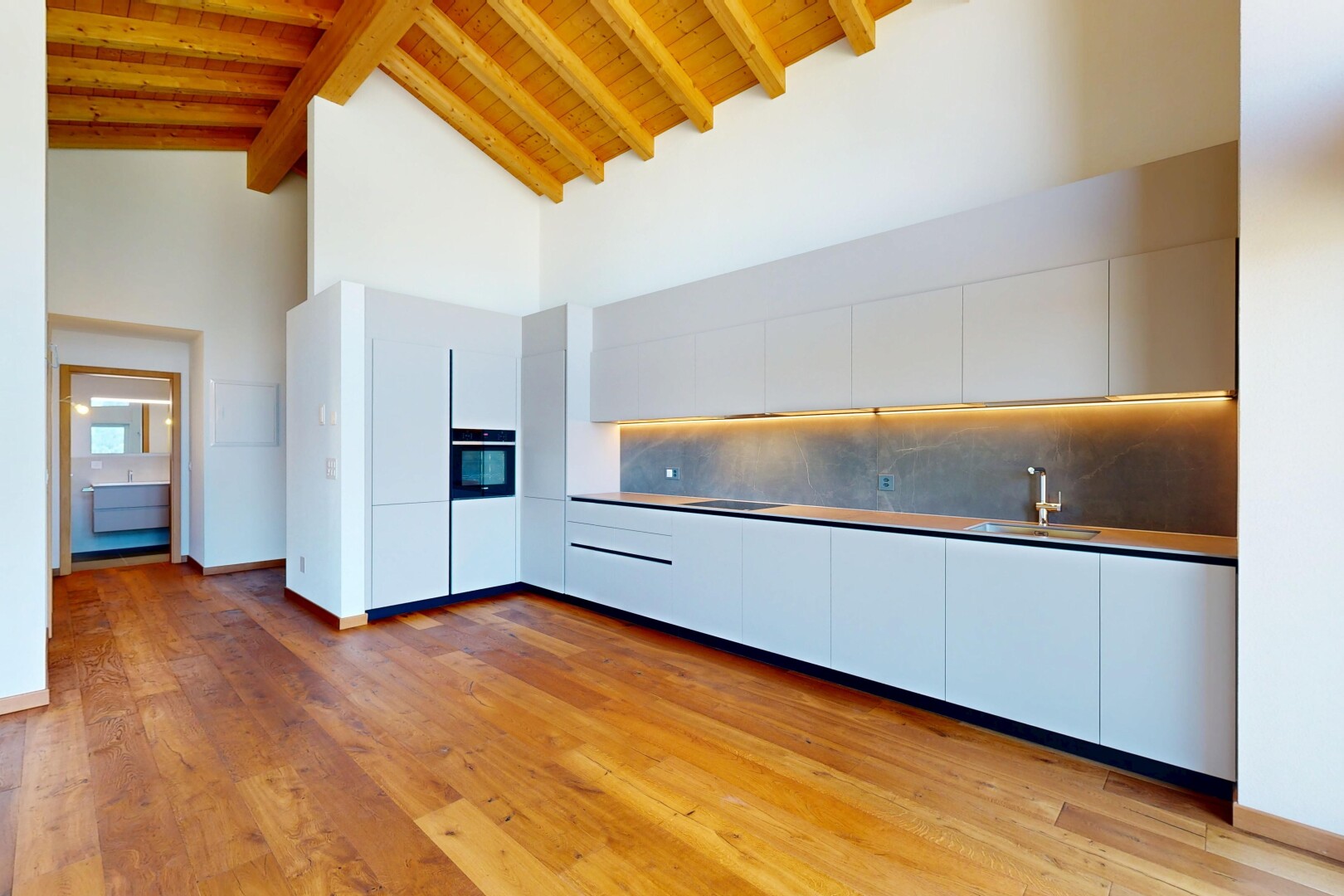 küche mit high ceiling, schränke mit flachen paneelen, flat panel cabinets, inside community, und wood ceiling