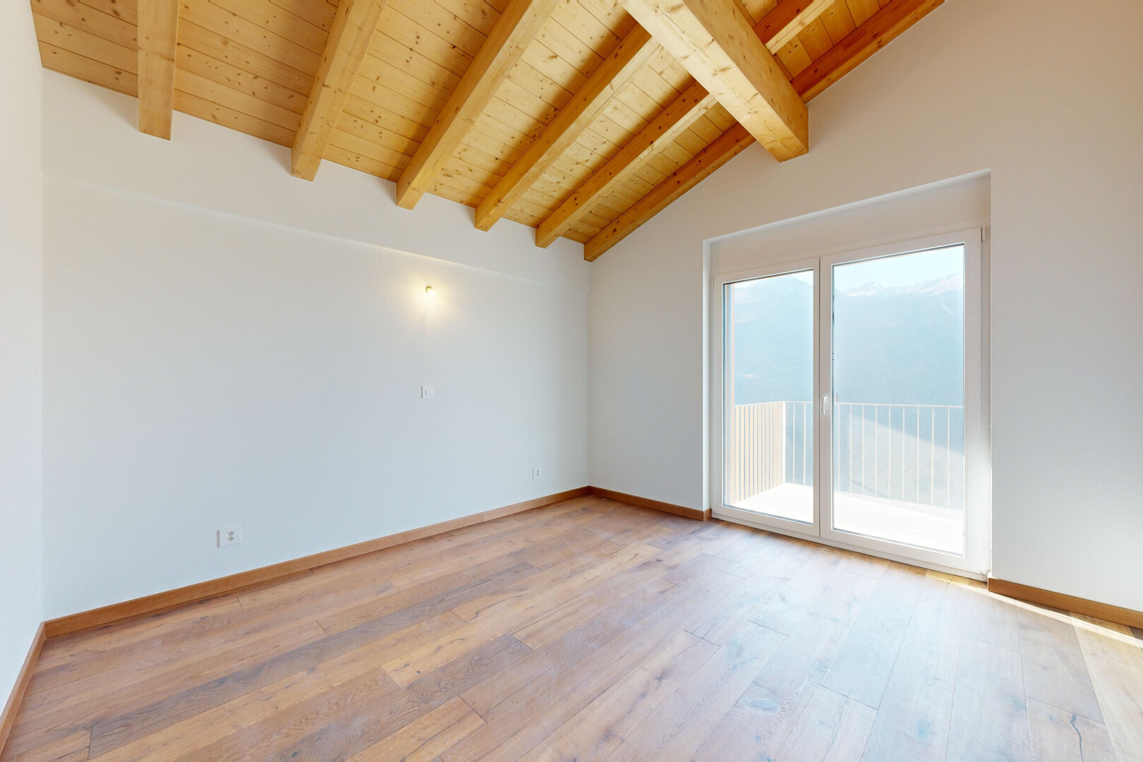 pièce vide avec lumière naturelle, natural light, plafond à poutres, beamed ceiling, et plafond en bois