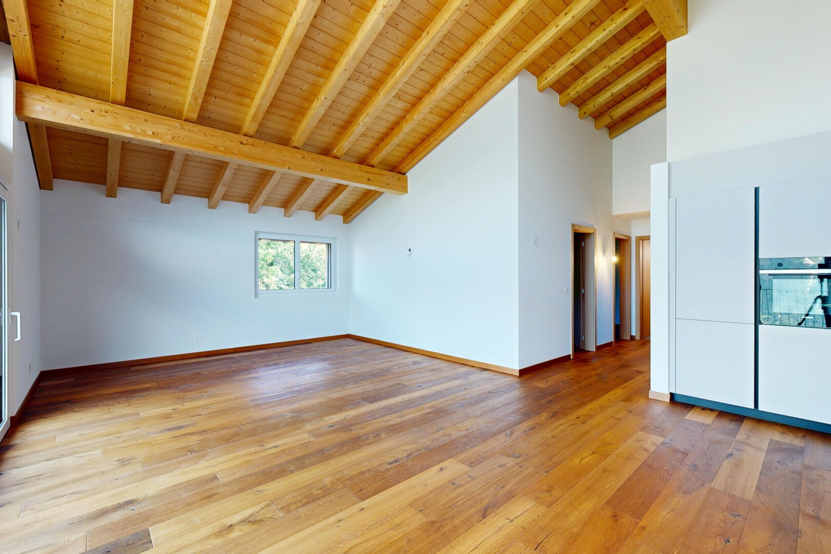 leerer raum mit balkendecke, beamed ceiling, inside property, holzdecke, und wood ceiling