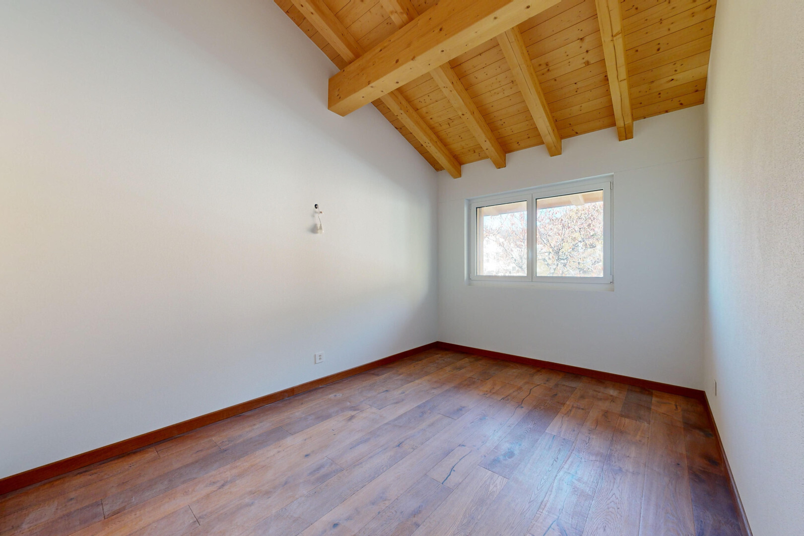pièce vide avec sol en finition bois, wood finish floor, inside property, plinthes murales, et baseboards wall