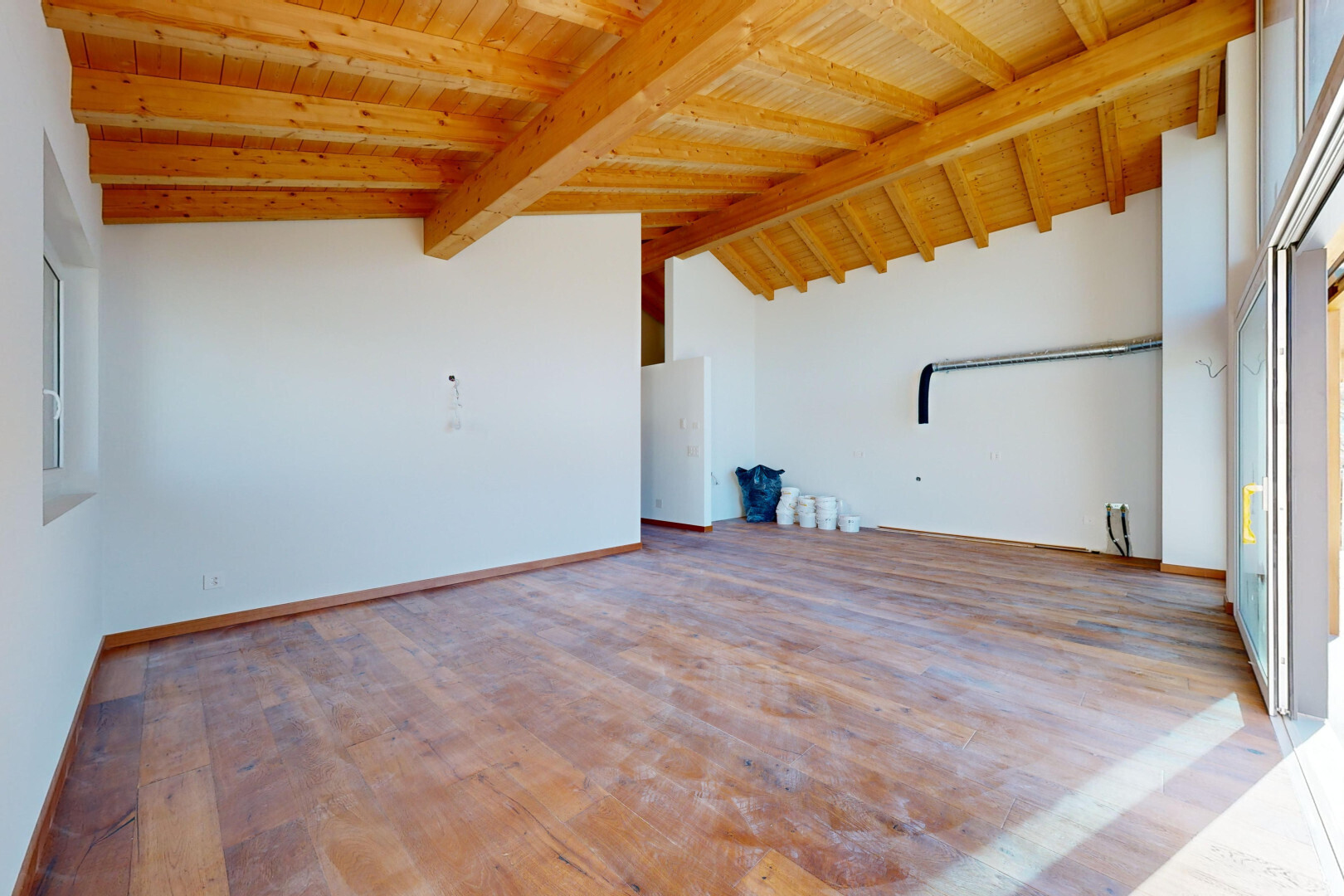 pièce vide avec plafond voûté, vaulted ceiling, inside property, plafond en bois, et wood ceiling