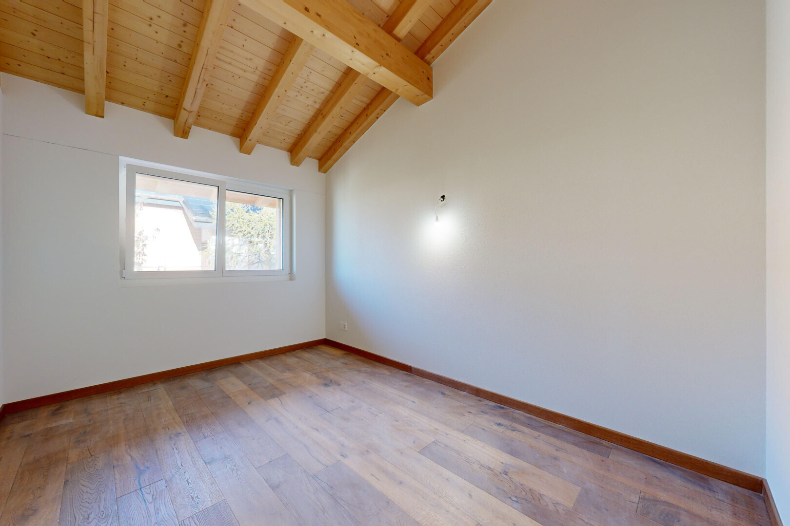 pièce vide avec inside property, cloison sèche, drywall, plinthes murales, et baseboards wall