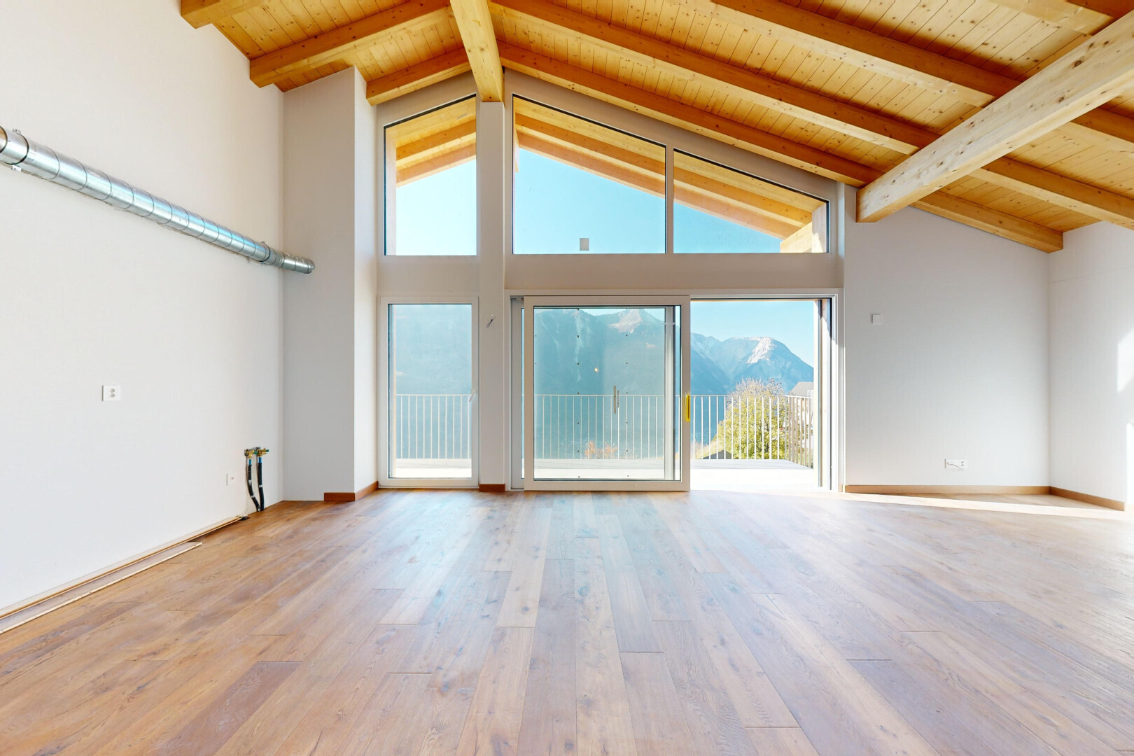 pièce vide avec plafond à poutres, beamed ceiling, plafond haut, high ceiling, et lumière naturelle