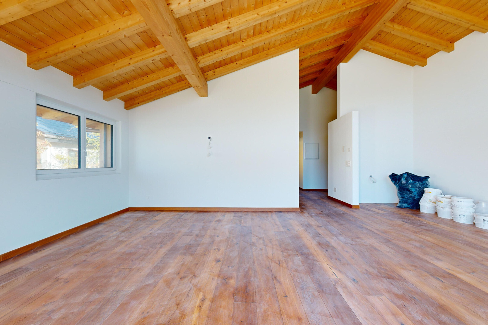 pièce vide avec plafond en bois, wood ceiling, inside property, plafond à poutres, et beamed ceiling