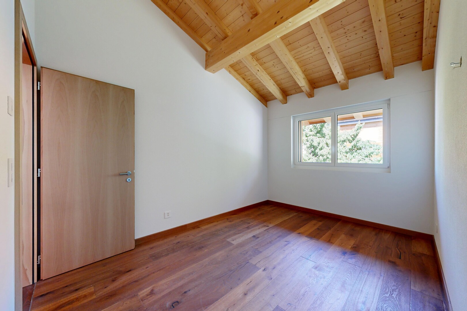 leerer raum mit holzdecke, wood ceiling, inside property, natürliches licht, und natural light