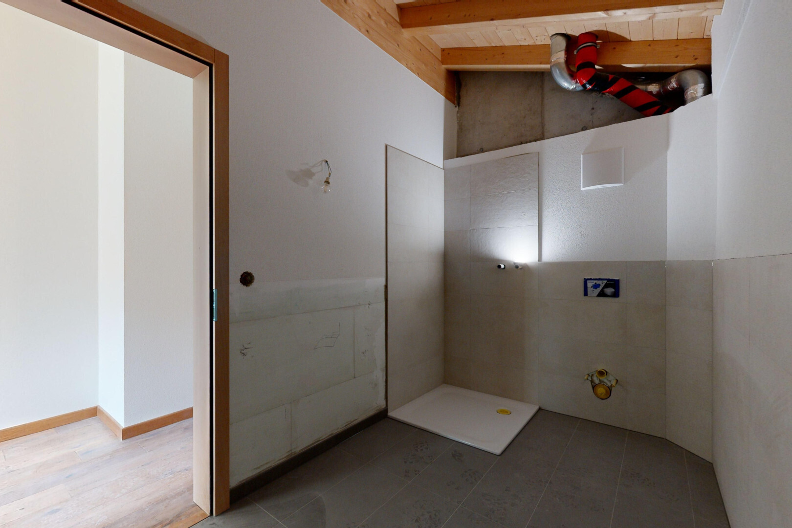 salle de bains avec inside property, douche, cloison sèche, drywall, et plafond voûté