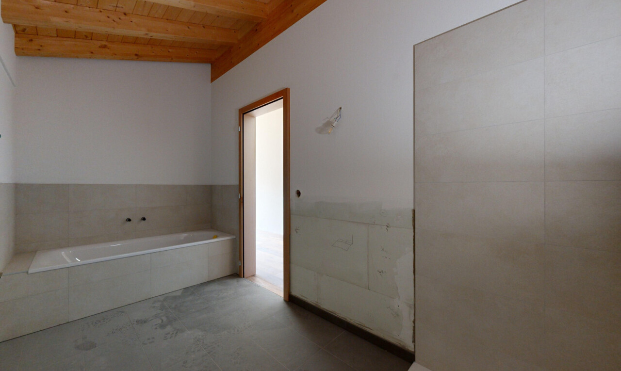 salle de bains avec salle de bain complète, plafond en bois, wood ceiling, bain, et inside property