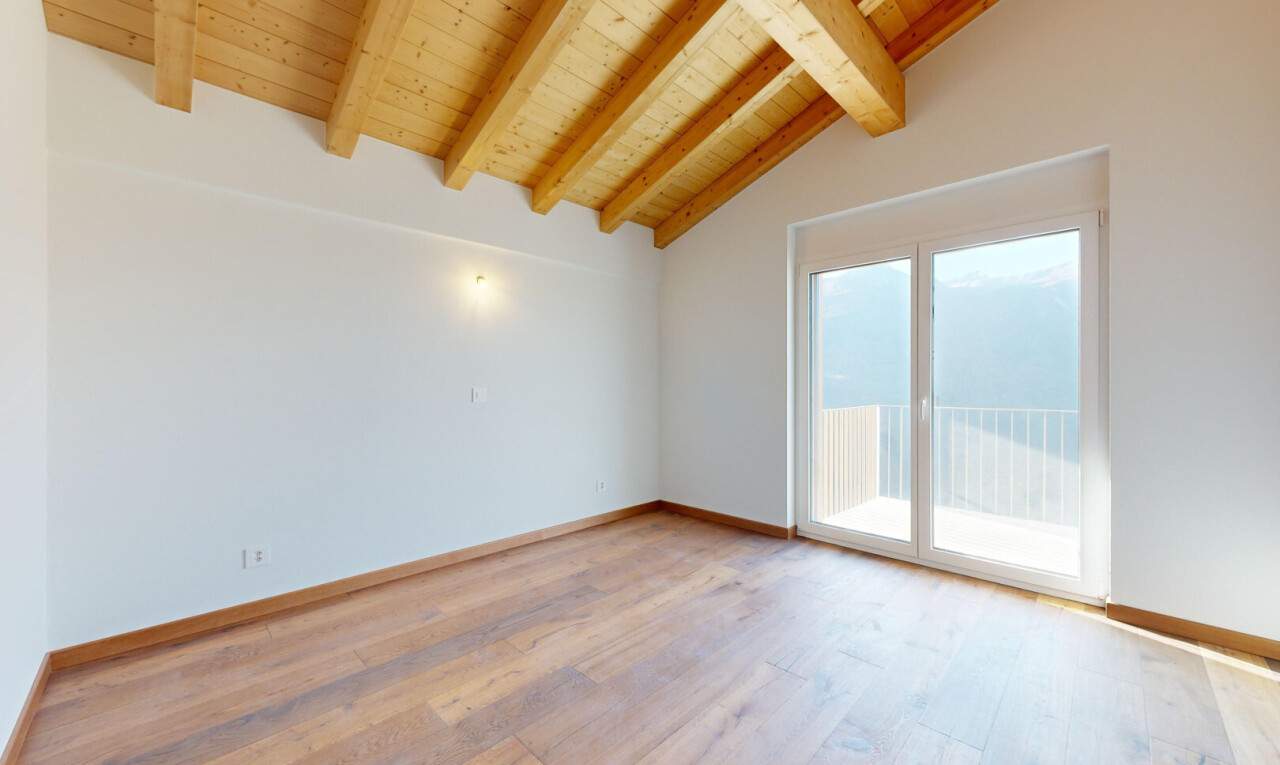 pièce vide avec lumière naturelle, natural light, plafond à poutres, beamed ceiling, et plafond en bois
