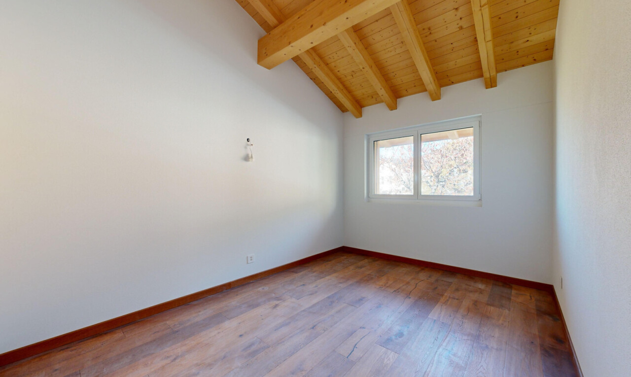 pièce vide avec sol en finition bois, wood finish floor, inside property, plinthes murales, et baseboards wall