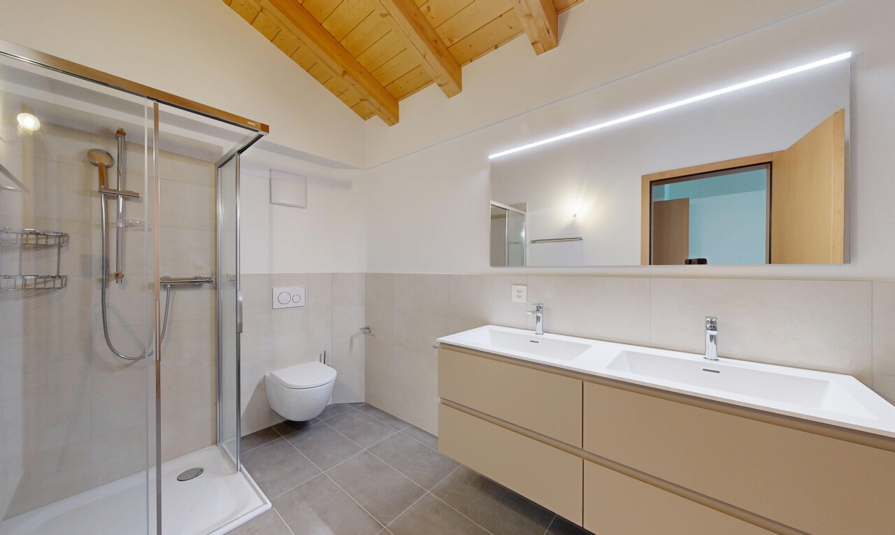 bad mit holzdecke, wood ceiling, doppelwaschtisch, dusche, und komplettes badezimmer