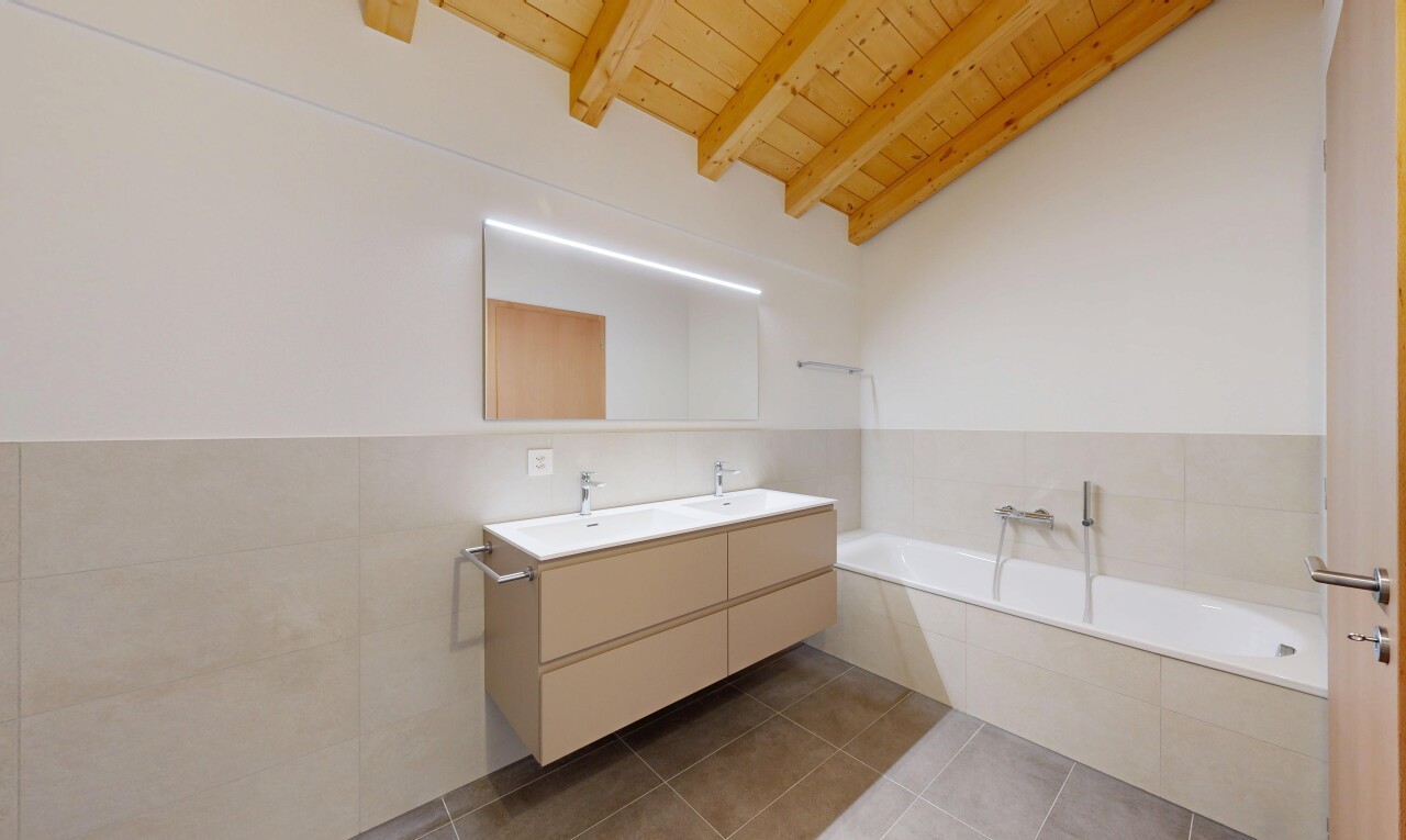 bad mit doppelwaschtisch, bad, komplettes badezimmer, holzdecke, und wood ceiling