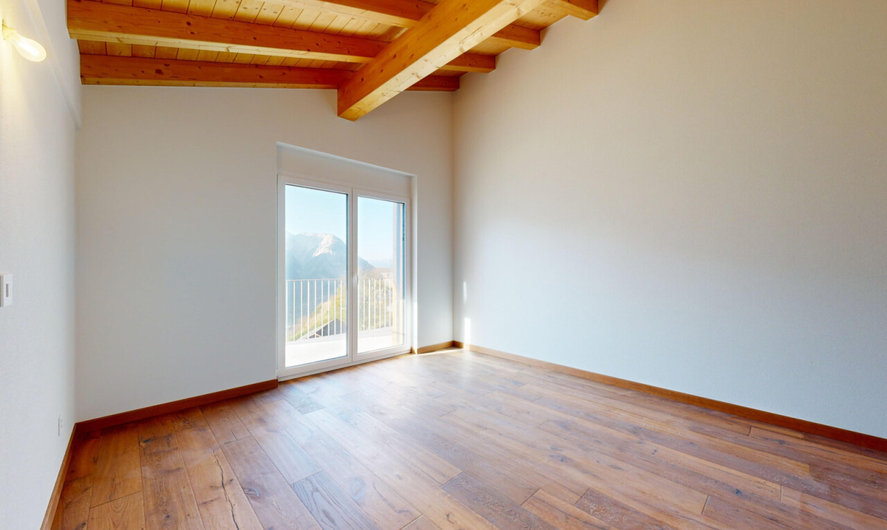 pièce vide avec plafond voûté, vaulted ceiling, sol en finition bois, wood finish floor, et day time