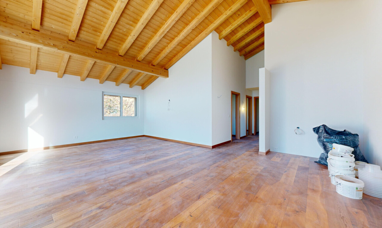 pièce vide avec plafond en bois, wood ceiling, inside property, plafond à poutres, et beamed ceiling