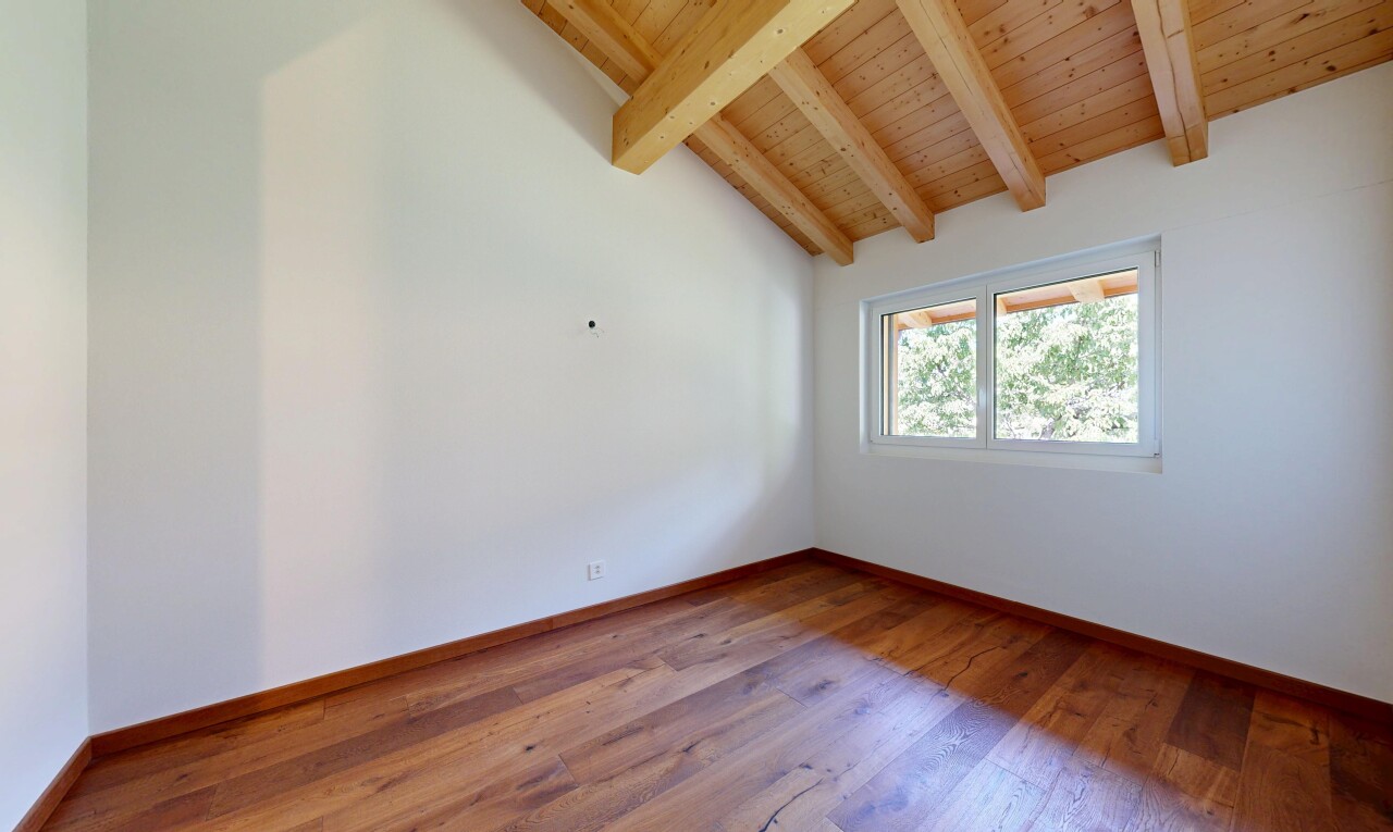 leerer raum mit balkendecke, beamed ceiling, gipskartonwand, drywall, und dachschräge