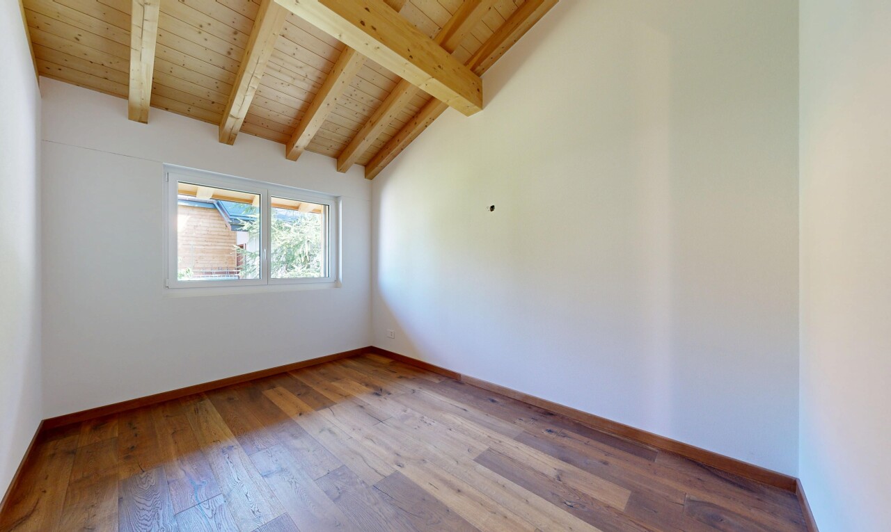 leerer raum mit inside property, holzfußboden, wood finish floor, balkendecke, und beamed ceiling