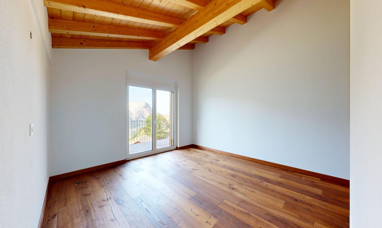leerer raum mit natürliches licht, natural light, holzfußboden, wood finish floor, und inside property