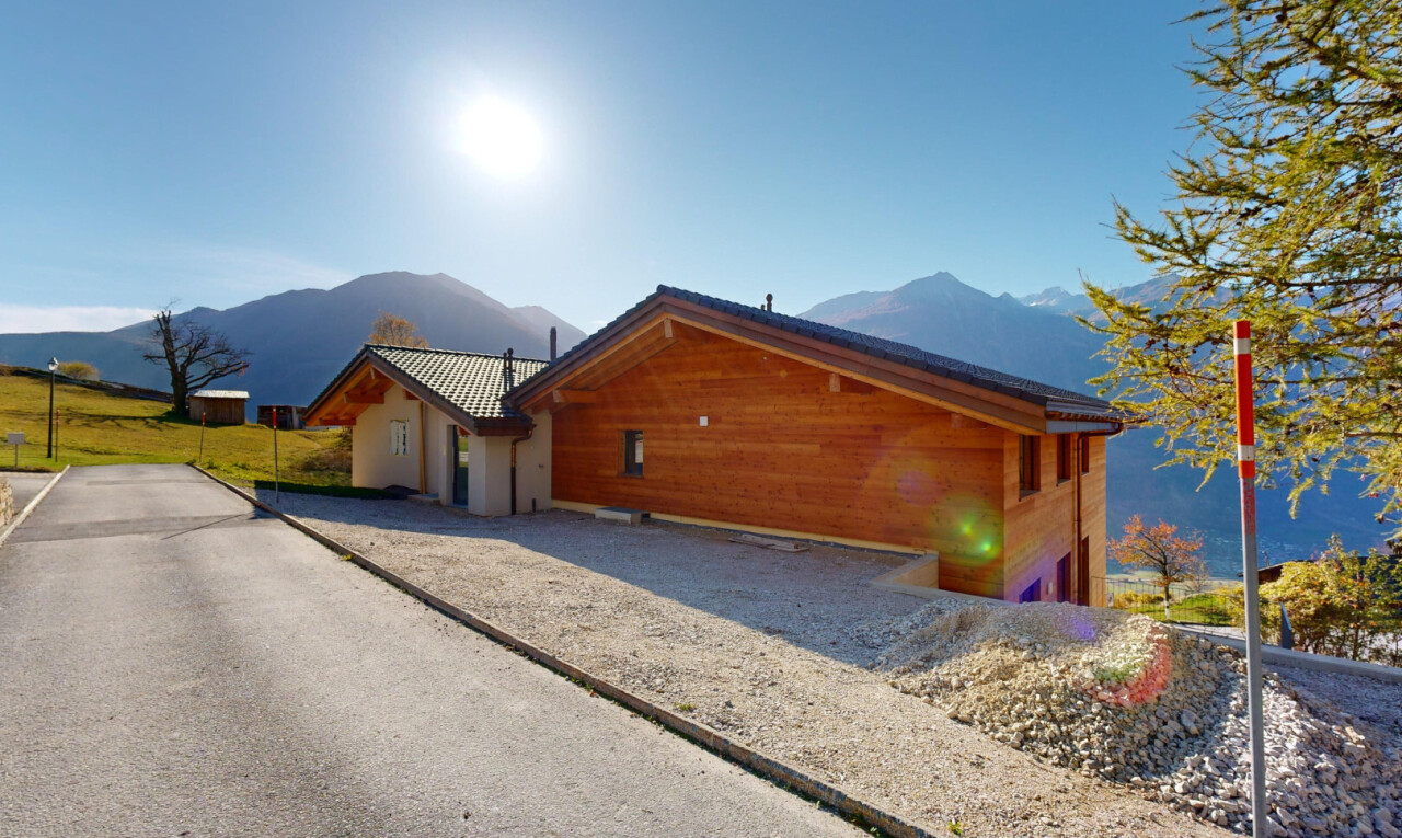 façade avec vue sur la montagne, mountain view, day time, bardage horizontal, et property visible