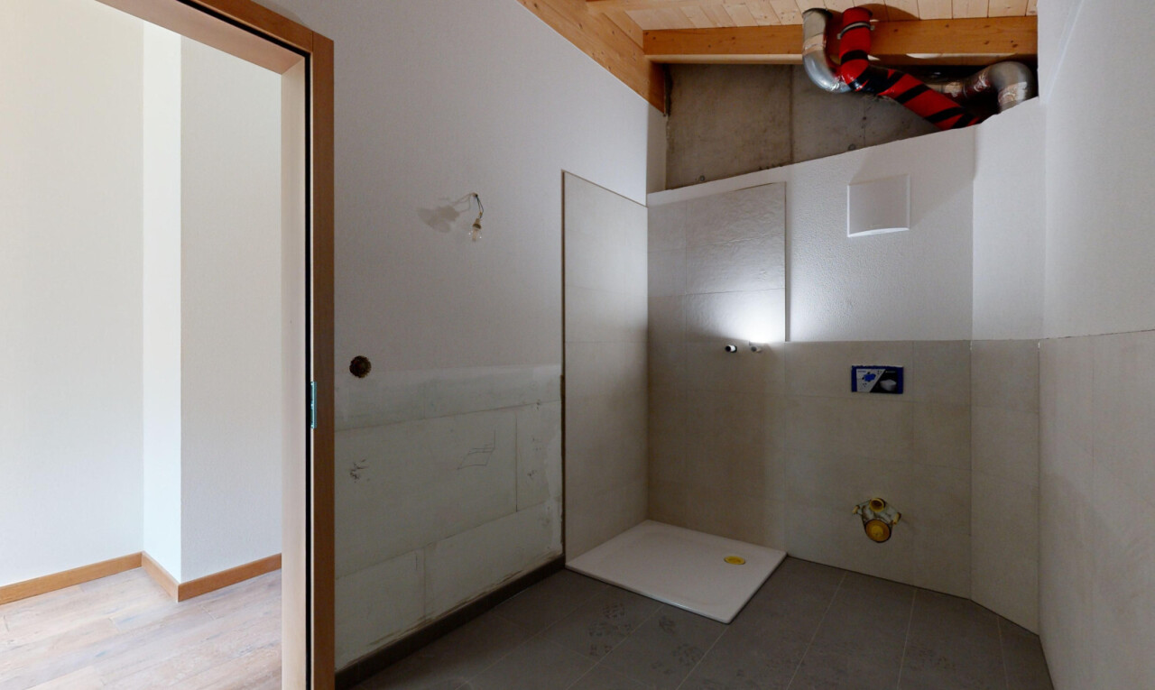salle de bains avec inside property, douche, cloison sèche, drywall, et plafond voûté