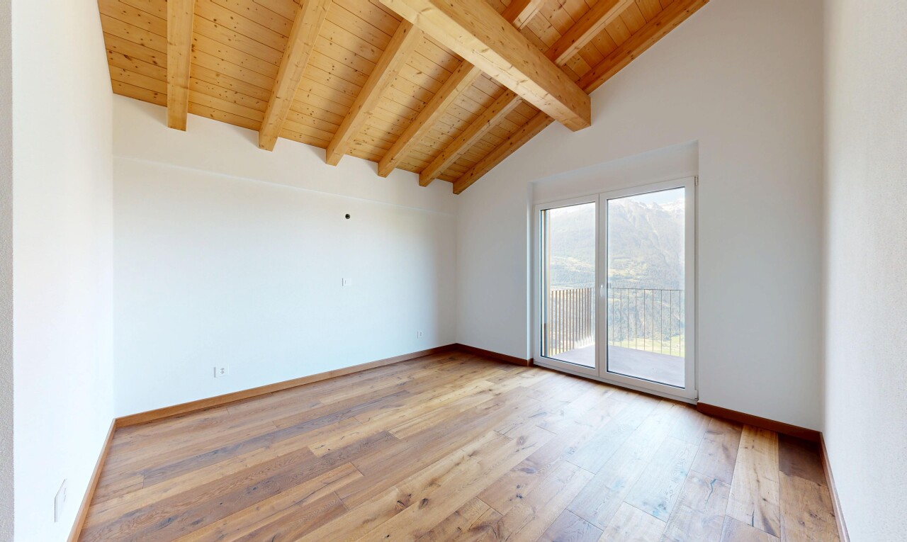 leerer raum mit inside property, balkendecke, beamed ceiling, gipskartonwand, und drywall