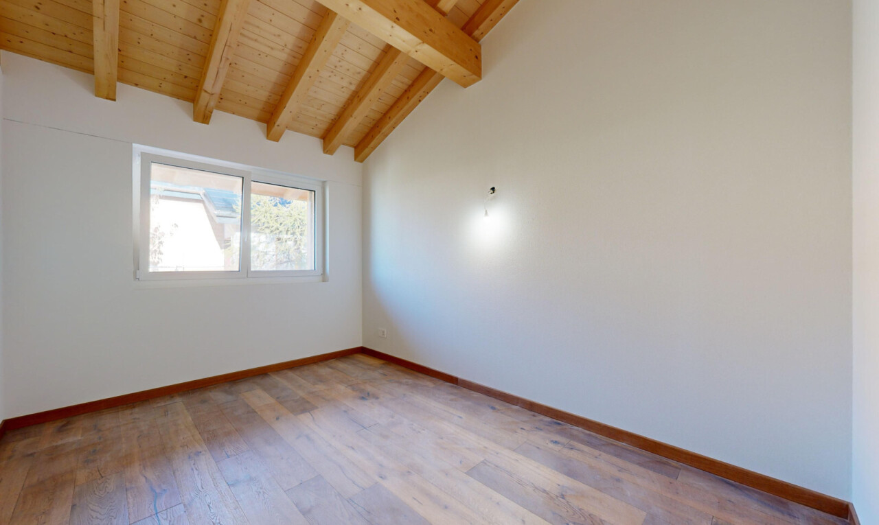 pièce vide avec inside property, cloison sèche, drywall, plinthes murales, et baseboards wall