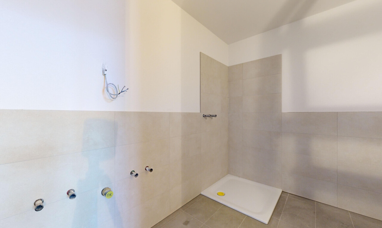 salle de bains avec mur en carrelage, tile wall, salle de bain complète, douche, et inside property