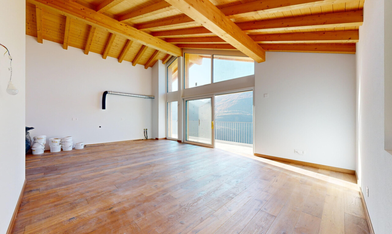 pièce vide avec plafond à poutres, beamed ceiling, plafond voûté, vaulted ceiling, et lumière naturelle