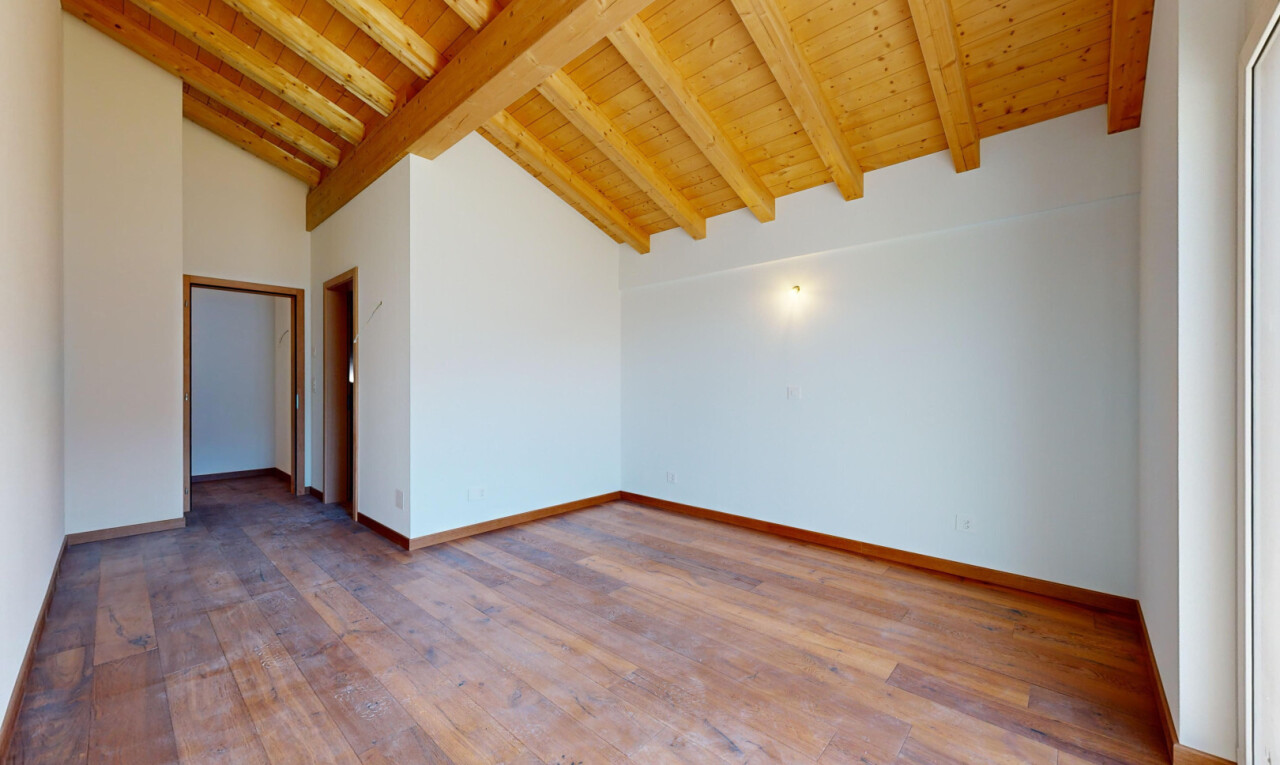 pièce vide avec inside property, plafond à poutres, beamed ceiling, cloison sèche, et drywall