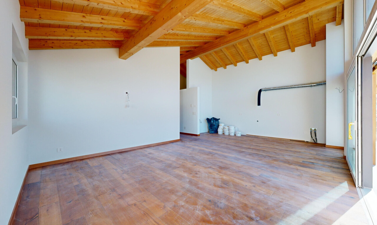 pièce vide avec plafond voûté, vaulted ceiling, inside property, plafond en bois, et wood ceiling