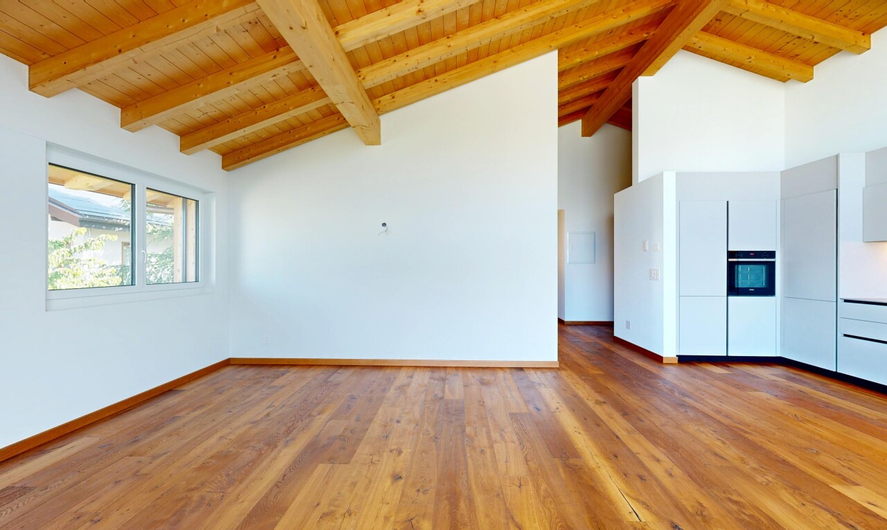 leerer raum mit balkendecke, beamed ceiling, holzdecke, wood ceiling, und inside property