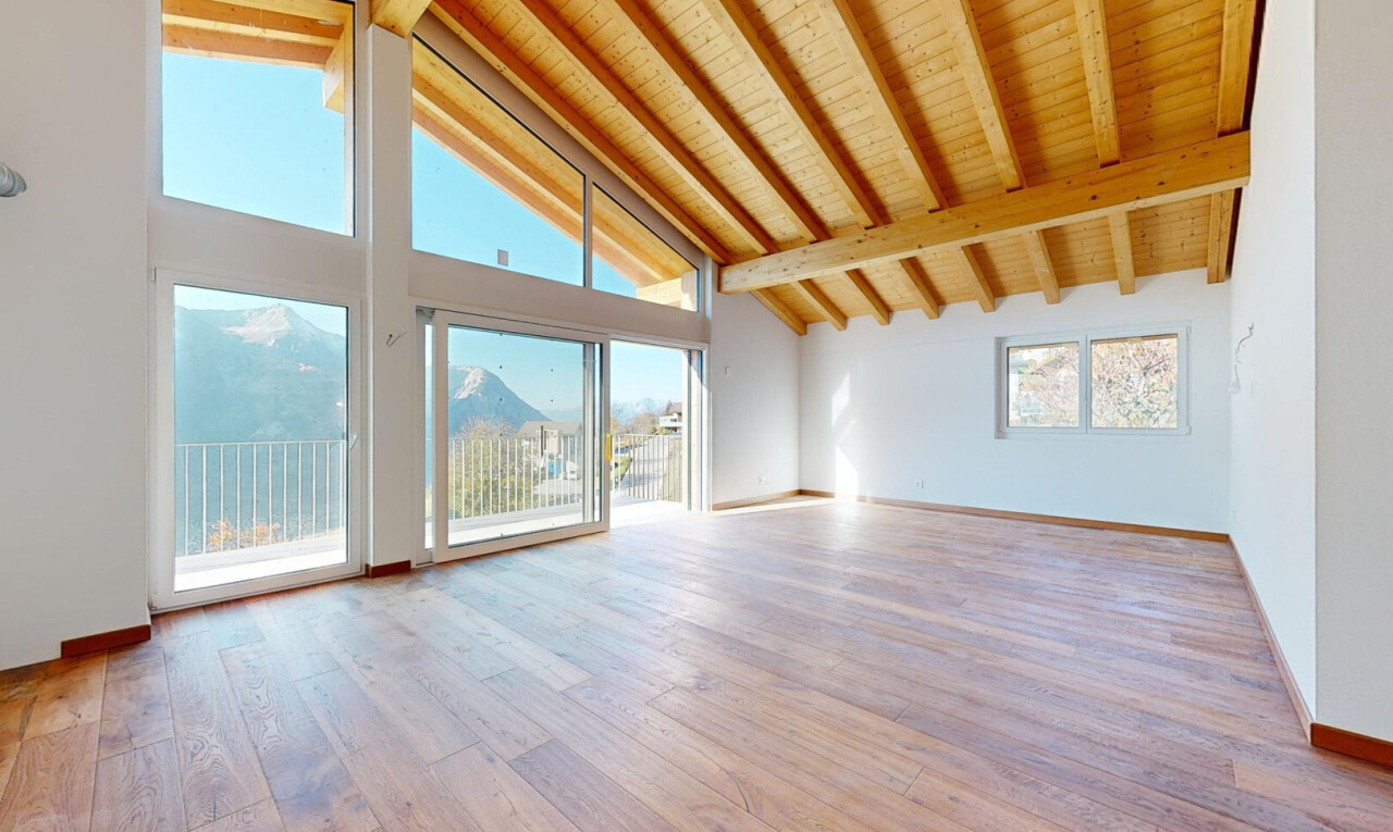 pièce vide avec day time, plafond haut, high ceiling, plafond à poutres, et beamed ceiling
