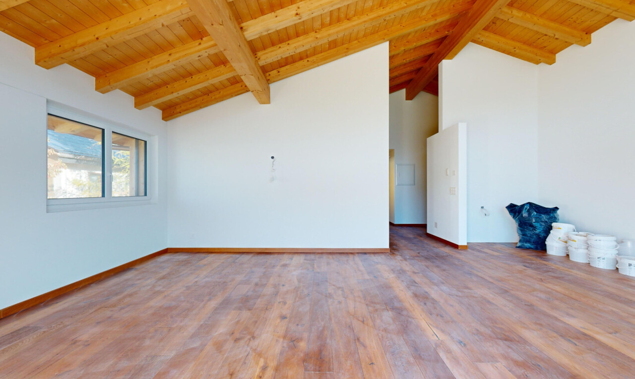 pièce vide avec plafond en bois, wood ceiling, inside property, plafond à poutres, et beamed ceiling