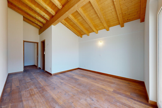 pièce vide avec inside property, plafond à poutres, beamed ceiling, cloison sèche, et drywall