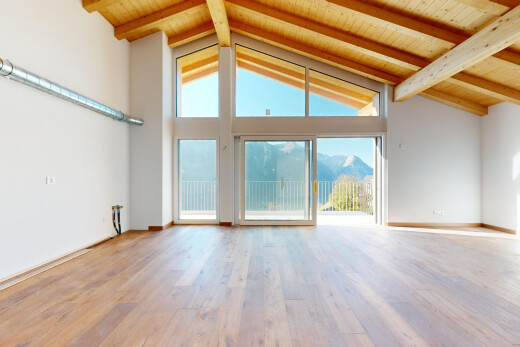 pièce vide avec plafond à poutres, beamed ceiling, plafond haut, high ceiling, et lumière naturelle